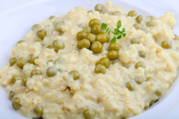 Risotto with green peas — Stok fotoğraf