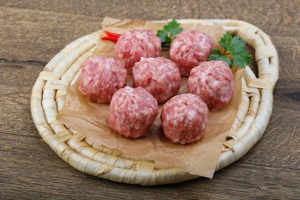 Albóndigas crudas con pimienta —  Fotos de Stock