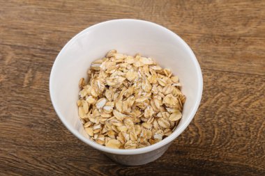 Kabın içinde çiğ yulaf ezmesi