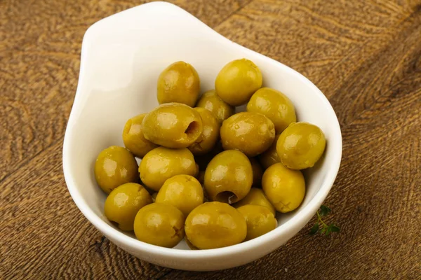 Olives farcies dans le bol — Photo
