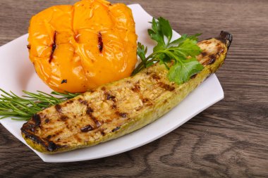 Kızarmış kabak biber ile