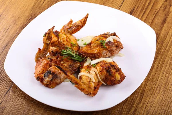 Kızarmış tavuk kanadı.