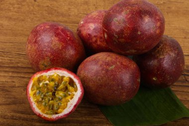 Tropikal ünlü tutku meyve