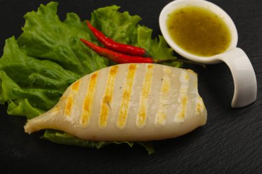 Izgara kalamar deniz ürünleri sos ile