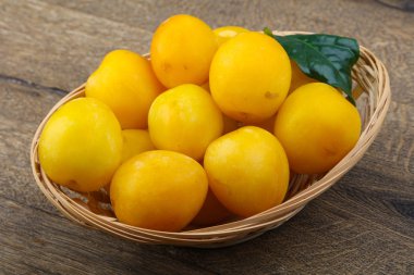 Kabın içinde sarı Erik