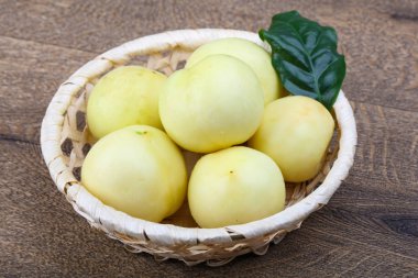 Kabın içinde olgun nektarin