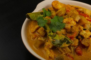 Baharatlı Körili tavuk