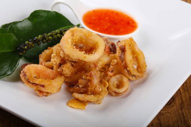 Kızarmış kalamar halkaları