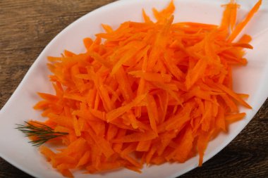 Kabın içinde rendelenmiş havuç