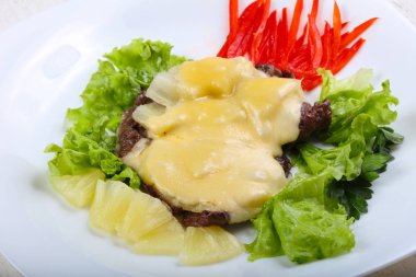 Ananas ve peynir soslu domuz eti