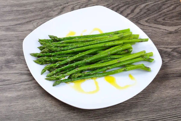 Gekookte asperges met olijfolie — Stockfoto