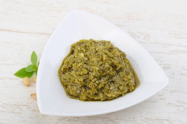 Pesto sos kabın içinde