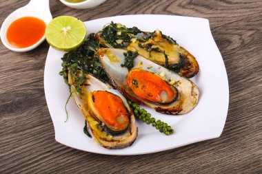 Ispanaklı pişmiş midye