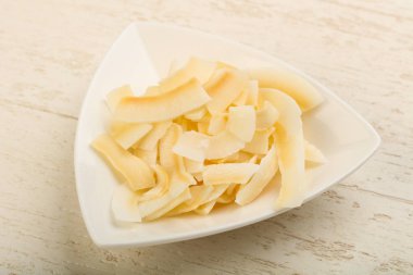 Kabın içinde Hindistan cevizi cips