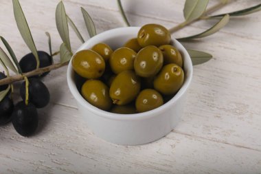 kabın içinde yeşil zeytin
