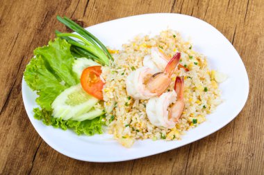 Karides ile kızarmış pirinç