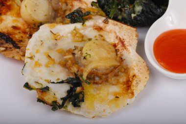 Ispanak ile pişmiş tarak