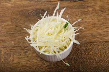 Kabın içinde rendelenmiş lahana