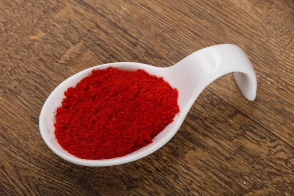 Röd paprika pulver i skålen — Stockfoto