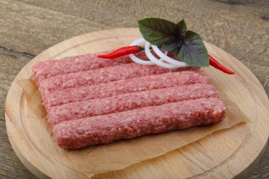 çiğ sosis ızgara için