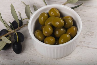 kabın içinde yeşil zeytin 