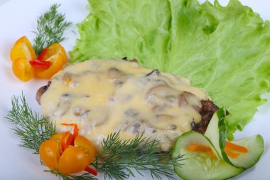 Peynir ve mantar soslu domuz eti