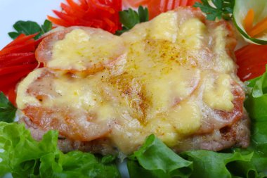 Domuz eti biftek domates ve peynir ile