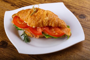 Somon ile lezzetli kruvasan