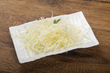 Kabın içinde rendelenmiş lahana 