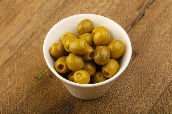 Gefüllte Oliven in der Schüssel — Stockfoto