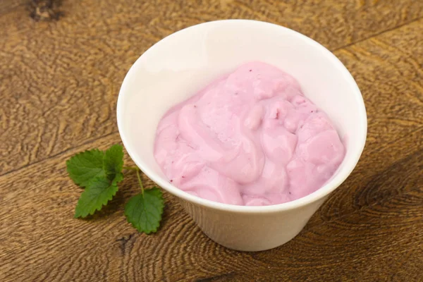 Effective Yoghurt with blueberries — Stock Photo, Image