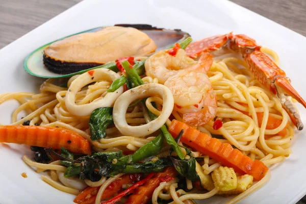 Délicieux spaghettis aux fruits de mer — Photo