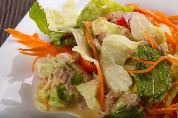 Вкусный салат из тунца — стоковое фото