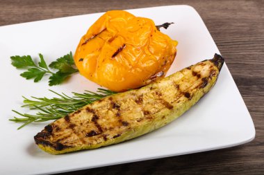 Kızarmış kabak biber ile