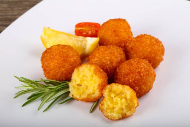 Sıcak peynir topları