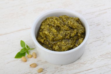 Pesto sos kabın içinde
