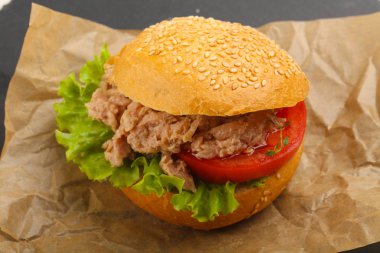 Lezzetli ton balıklı sandviç