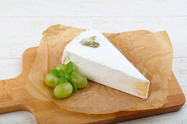 Delicioso queijo Brie — Fotografia de Stock