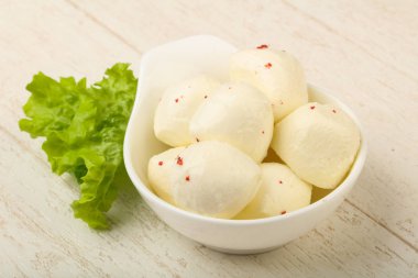 Mozzarella topları kabın içinde