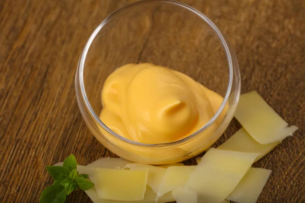 Salsa de queso en el bowl — Foto de Stock