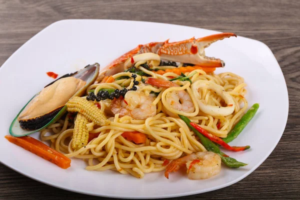 Délicieux spaghettis aux fruits de mer — Photo