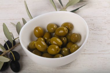 kabın içinde yeşil zeytin