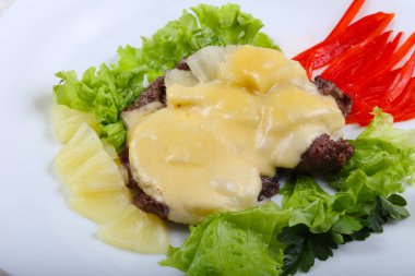 Ananas ve peynir soslu domuz eti