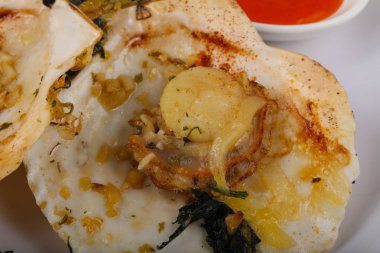 Ispanak ile pişmiş tarak