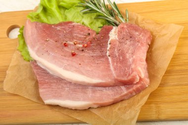 pişmemiş domuz biftek