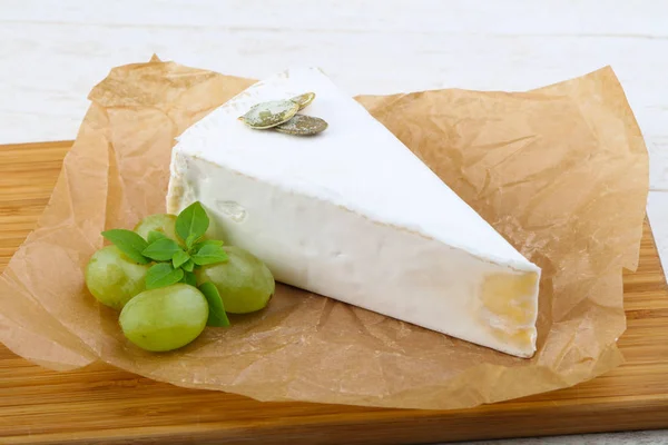 Delicioso queijo Brie — Fotografia de Stock