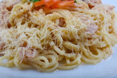 Spagetti carbonara domuz eti ile