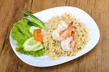 Karides ile kızarmış pirinç