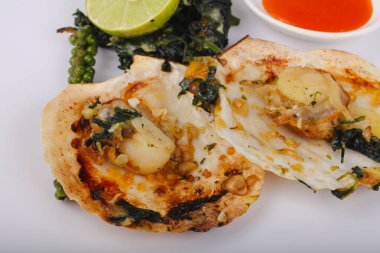 Ispanak ile pişmiş tarak