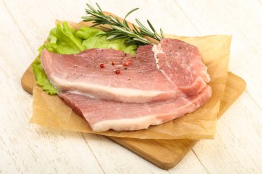 pişmemiş domuz biftek